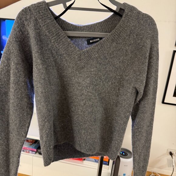 Nadaam V-Neck Grey Cashmere Sweater [XS] - Picture 3 of 3